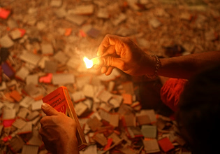 Κατασχέθηκαν πάνω από 2.000 κροτίδες και φωτοβολίδες στη Σαλαμίνα – Πέντε συλλήψεις