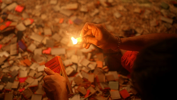 Κατασχέθηκαν πάνω από 2.000 κροτίδες και φωτοβολίδες στη Σαλαμίνα – Πέντε συλλήψεις