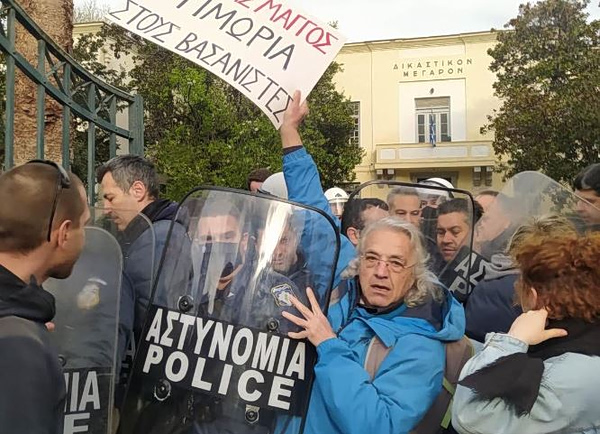 Βασίλης Μάγγος: Αρχίζει η δίκη των αστυνομικών για τον ξυλοδαρμό και τα βασανιστήρια – «Να μη φιμωθεί η φωνή μας»