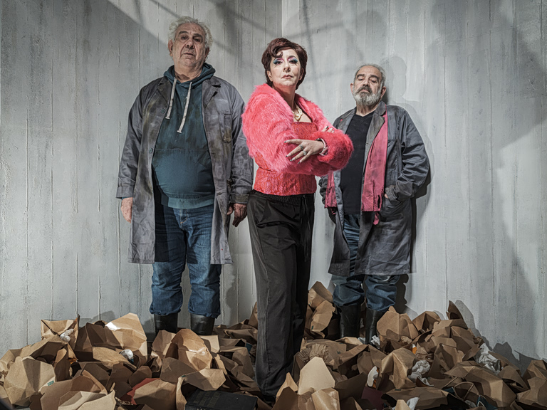 Η Ζέτη Φίτσιου μάς συστήνει τους «Από Κάτω», λίγες ώρες πριν από την πρεμιέρα τους στο θέατρο Auditorium