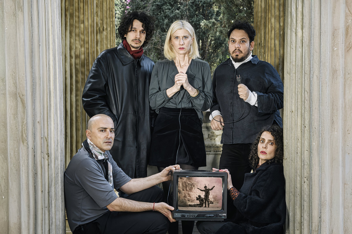 Φωτογραφίες από την ΕΙΡΗΝΗ του Νίκου Καραθάνου και του Φοίβου Δεληβοριά