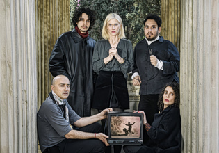 Φωτογραφίες από την ΕΙΡΗΝΗ του Νίκου Καραθάνου και του Φοίβου Δεληβοριά