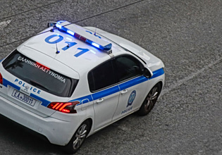 Επεισοδιακή καταδίωξη στο Παλαιό Φάληρο – Ύποπτο ΙΧ εμβόλισε περιπολικό και τράπηκε σε φυγή