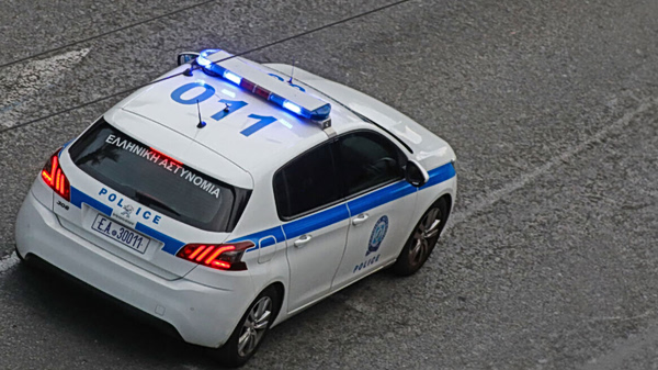 Επεισοδιακή καταδίωξη στο Παλαιό Φάληρο – Ύποπτο ΙΧ εμβόλισε περιπολικό και τράπηκε σε φυγή