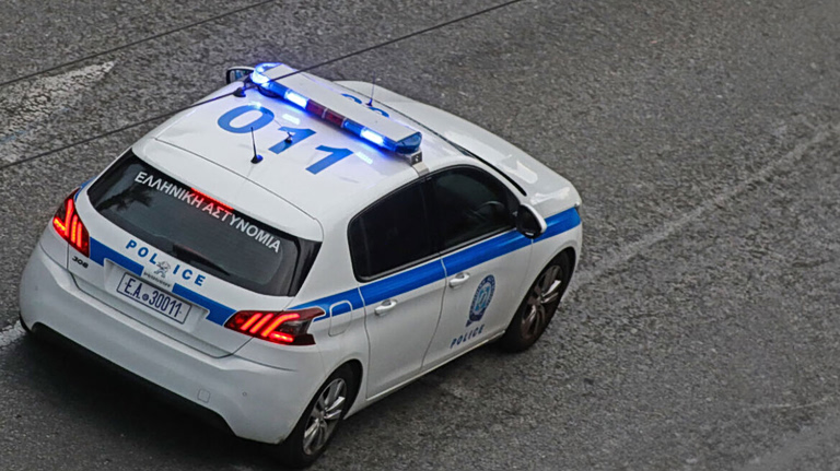 Επεισοδιακή καταδίωξη στο Παλαιό Φάληρο – Ύποπτο ΙΧ εμβόλισε περιπολικό και τράπηκε σε φυγή