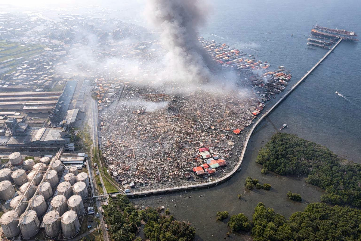 Μαλαισία: Παρανάλωμα έγιναν 1.000 σπίτια από μεγάλη φωτιά σε παραθαλάσσιο οικισμό – Χιλιάδες εκτοπισμένοι