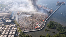 Μαλαισία: Παρανάλωμα έγιναν 1.000 σπίτια από μεγάλη φωτιά σε παραθαλάσσιο οικισμό – Χιλιάδες εκτοπισμένοι