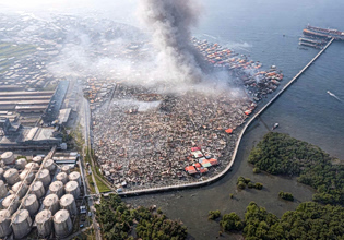 Μαλαισία: Παρανάλωμα έγιναν 1.000 σπίτια από μεγάλη φωτιά σε παραθαλάσσιο οικισμό – Χιλιάδες εκτοπισμένοι