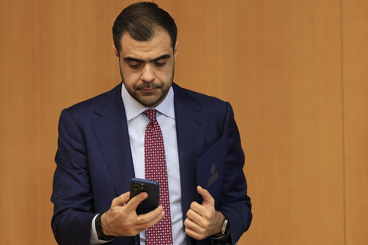 Σε πανικό ο Παύλος Μαρινάκης επιτίθεται στον Αλέξη Τσίπρα για τις παλινωδίες του Μητσοτάκη