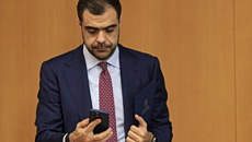 Σε πανικό ο Παύλος Μαρινάκης επιτίθεται στον Αλέξη Τσίπρα για τις παλινωδίες του Μητσοτάκη