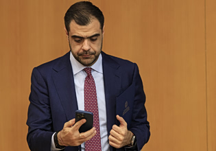 Σε πανικό ο Παύλος Μαρινάκης επιτίθεται στον Αλέξη Τσίπρα για τις παλινωδίες του Μητσοτάκη