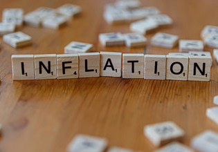 Καλπάζει η ακρίβεια λόγω πολέμου – Αυξάνεται ο πληθωρισμός, συνεχίζονται οι ανατιμήσεις