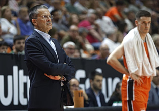 Ο Πέδρο Μαρτίνεθ αναδείχθηκε κορυφαίος προπονητής της σεζόν (pic)