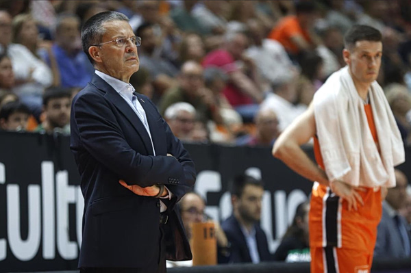 Ο Πέδρο Μαρτίνεθ αναδείχθηκε κορυφαίος προπονητής της σεζόν (pic)