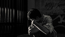 Ένα 9χρονο παιδί στην Γαλλία ήταν αιχμάλωτο για ένα χρόνο από τον πατέρα του – Βρέθηκε γυμνό και υποσιτισμένο