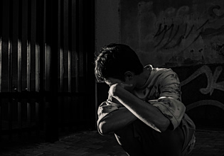 Ένα 9χρονο παιδί στην Γαλλία ήταν αιχμάλωτο για ένα χρόνο από τον πατέρα του – Βρέθηκε γυμνό και υποσιτισμένο