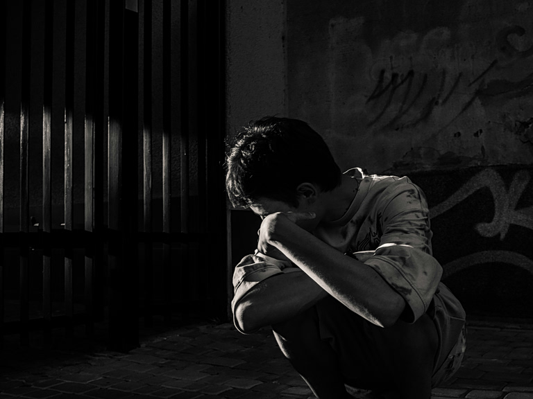 Γαλλία: Πατέρας κρατούσε αιχμάλωτο το 9χρονο παιδί του επί έναν χρόνο – Βρέθηκε γυμνό και υποσιτισμένο