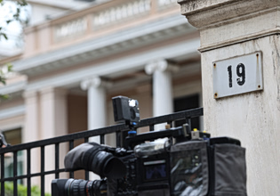 Ρώτησα την AI για τα σκάνδαλα που ταλανίζουν την κυβέρνηση – Μας πήραν χαμπάρι και οι μηχανές