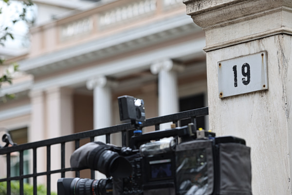 Ρώτησα την AI για τα σκάνδαλα που ταλανίζουν την κυβέρνηση – Μας πήραν χαμπάρι και οι μηχανές