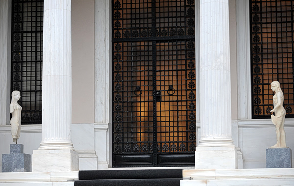 Σκάνδαλο ΟΠΕΚΕΠΕ: Το «γαλλικό κλειδί» στην «σκουριασμένη» κλειδαριά της κυβέρνησης