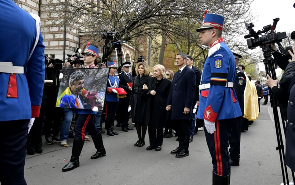 Το τελευταίο αντίο στον Μιρτσέα Λουτσέσκου: Συγκίνηση, αποθέωση και συνθήματα για τον θρύλο του ευρωπαϊκού ποδοσφαίρου (pics, vids)