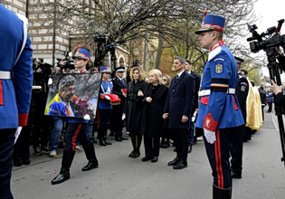 Το τελευταίο αντίο στον Μιρτσέα Λουτσέσκου: Συγκίνηση, αποθέωση και συνθήματα για τον θρύλο του ευρωπαϊκού ποδοσφαίρου (pics, vids)