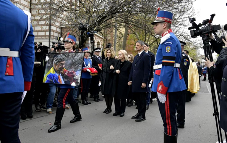 Το τελευταίο αντίο στον Μιρτσέα Λουτσέσκου: Συγκίνηση, αποθέωση και συνθήματα για τον θρύλο του ευρωπαϊκού ποδοσφαίρου (pics, vids)