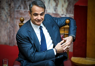 Βουλή: Ανάμεσα σε συμπληγάδες η κυβέρνηση – Σε βαρύ κλίμα η συζήτηση για το Κράτος Δικαίου