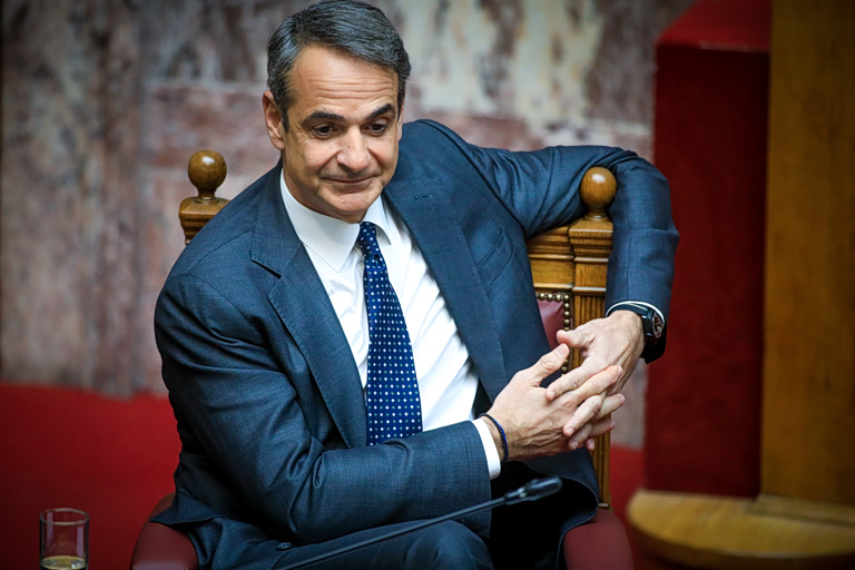 Βουλή: Ανάμεσα σε συμπληγάδες η κυβέρνηση – Σε βαρύ κλίμα η συζήτηση για το Κράτος Δικαίου