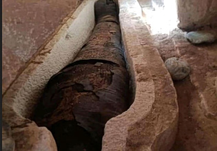 Έκπληκτοι οι αρχαιολόγοι: Βρέθηκε αντίγραφο της «Ιλιάδας» στο στομάχι μούμιας