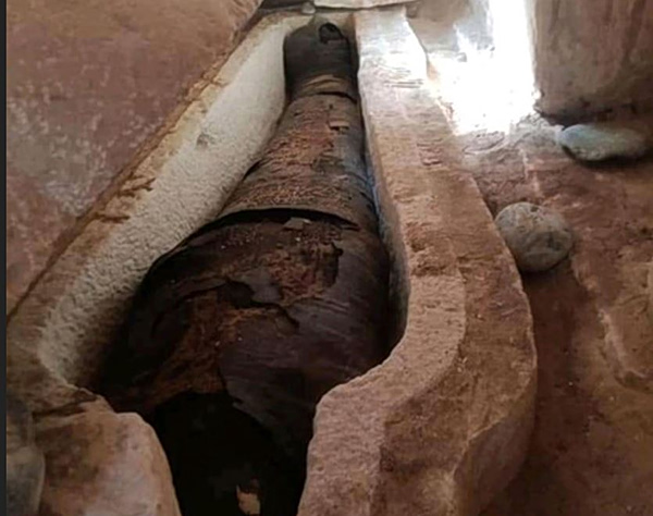 Έκπληκτοι οι αρχαιολόγοι: Βρέθηκε αντίγραφο της «Ιλιάδας» στο στομάχι μούμιας