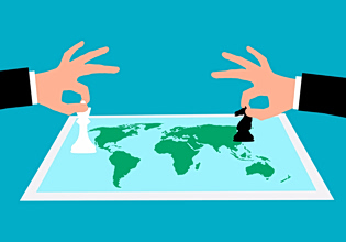 Ντέβιντ Ρικάρντο: Πώς εξηγεί η θεωρία του το συγκριτικό πλεονέκτημα σε έναν κόσμο εμπορικών συγκρούσεων