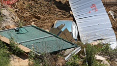 Θεσσαλονίκη: Η στιγμή που αυτοκίνητο πέφτει στο κενό από την κατάρρευση τοιχίου – Μια σύλληψη