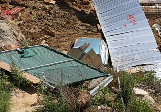 Θεσσαλονίκη: Η στιγμή που αυτοκίνητο πέφτει στο κενό από την κατάρρευση τοιχίου – Μια σύλληψη