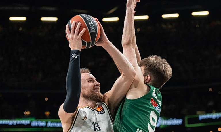 Το πανό-σπόντα των οπαδών της Ζαλγκίρις και η… ιδιαίτερη απάντηση της Ντουμπάι (pics)