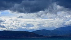 Καιρός: Υψηλές θερμοκρασίες και τοπικές βροχές την Τρίτη