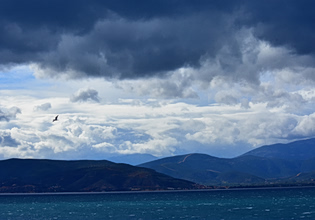 Καιρός: Υψηλές θερμοκρασίες και τοπικές βροχές την Τρίτη