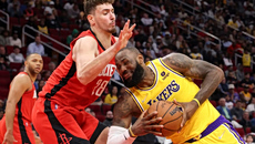 Το trash talking του ΛεΜπρόν στον Σενγκούν: «Είσαι το μόνο άτομο εδώ που δεν μπορεί να μιλάει για σοφτ φάουλ» (vid)