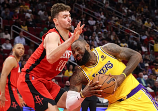 Το trash talking του ΛεΜπρόν στον Σενγκούν: «Είσαι το μόνο άτομο εδώ που δεν μπορεί να μιλάει για σοφτ φάουλ» (vid)