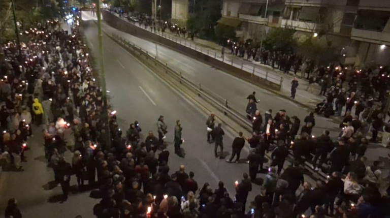 Νέος Κόσμος: Σακούλες με μολότοφ κατέσχεσαν λίγο πριν το Χριστός Ανέστη – Αποκλειστικές εικόνες