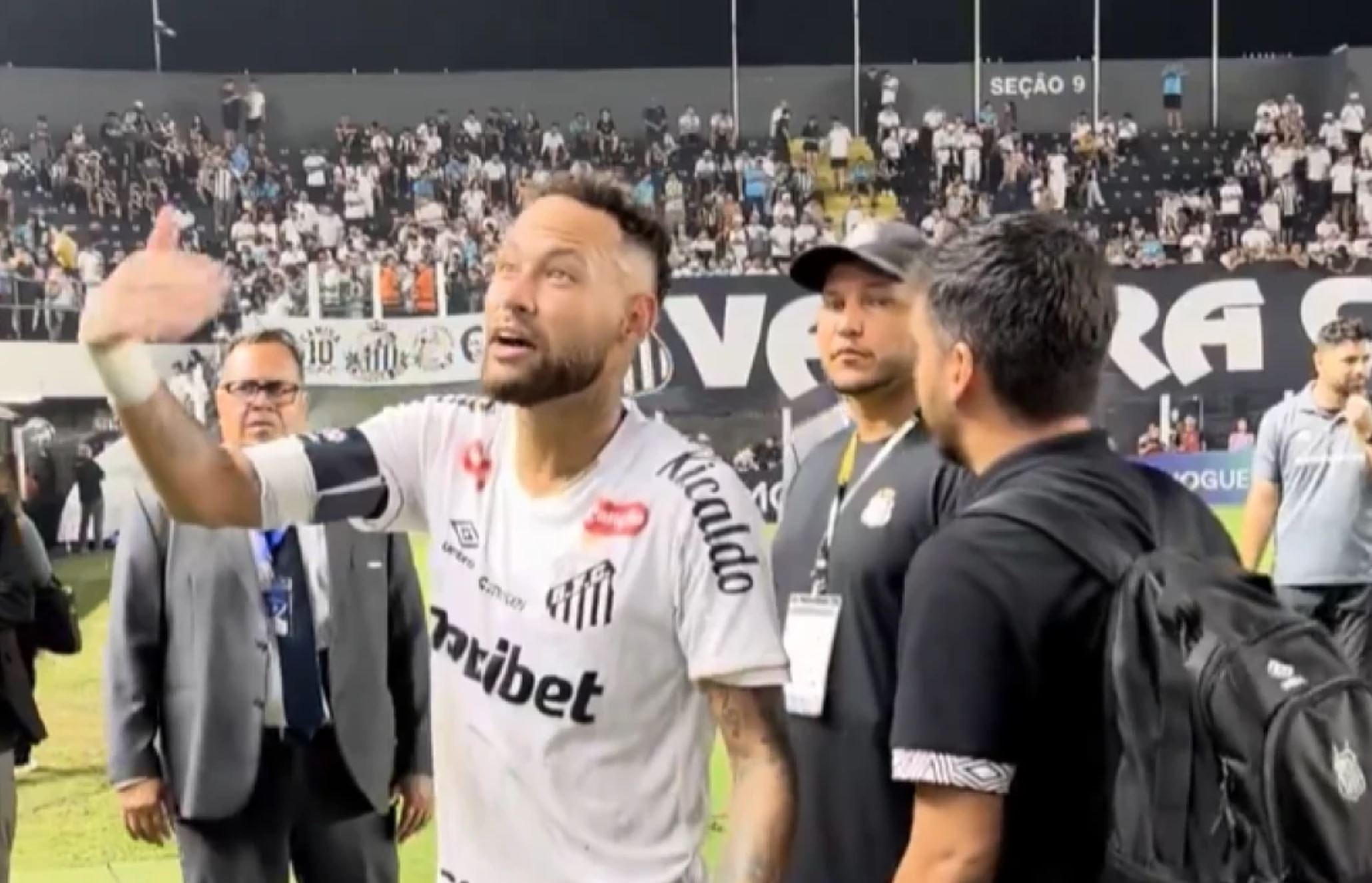 Νέο επεισόδιο του Νεϊμάρ με την εξέδρα: «Είσαι χοντρός» (vid)