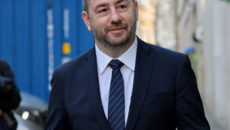 Έκτακτη εισφορά στα κέρδη και κατάργηση χρεώσεων – Παρεμβάσεις για τις τράπεζες προαναγγέλλει ο Ανδρουλάκης