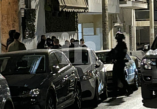 Συναγερμός στον Νέο Κόσμο – 55χρονος έχει ταμπουρωθεί σε διαμέρισμα αφού χτύπησε τη μητέρα του – Σε εξέλιξη επιχείρηση της ΕΛ.ΑΣ