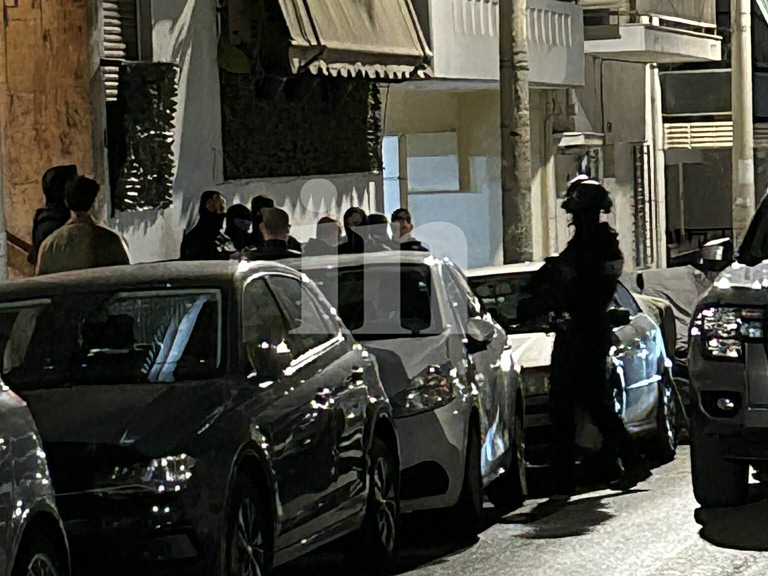 Συναγερμός στον Νέο Κόσμο – 55χρονος έχει ταμπουρωθεί σε διαμέρισμα αφού χτύπησε τη μητέρα του – Σε εξέλιξη επιχείρηση της ΕΛ.ΑΣ