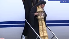 Με λαμπρότητα πραγματοποιήθηκε η άφιξη του Αγίου Φωτός στο αεροδρόμιο Ελευθέριος Βενιζέλος