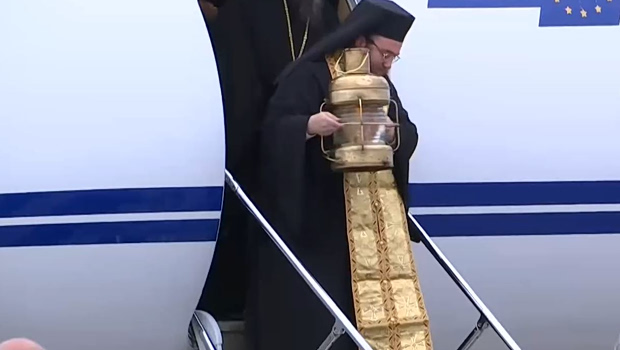 Με λαμπρότητα πραγματοποιήθηκε η άφιξη του Αγίου Φωτός στο αεροδρόμιο Ελευθέριος Βενιζέλος