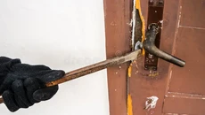 Μεσολόγγι: Νεαρός διαρρήκτης εισέβαλε σε δύο σπίτι μέσα σε λίγη ώρα – Ξυλοκόπησε τον έναν ένοικο