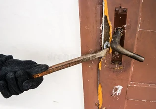 Μεσολόγγι: Νεαρός διαρρήκτης εισέβαλε σε δύο σπίτι μέσα σε λίγη ώρα – Ξυλοκόπησε τον έναν ένοικο