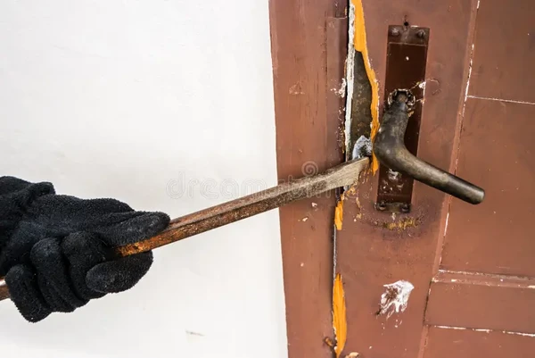 Μεσολόγγι: Νεαρός διαρρήκτης εισέβαλε σε δύο σπίτι μέσα σε λίγη ώρα – Ξυλοκόπησε τον έναν ένοικο