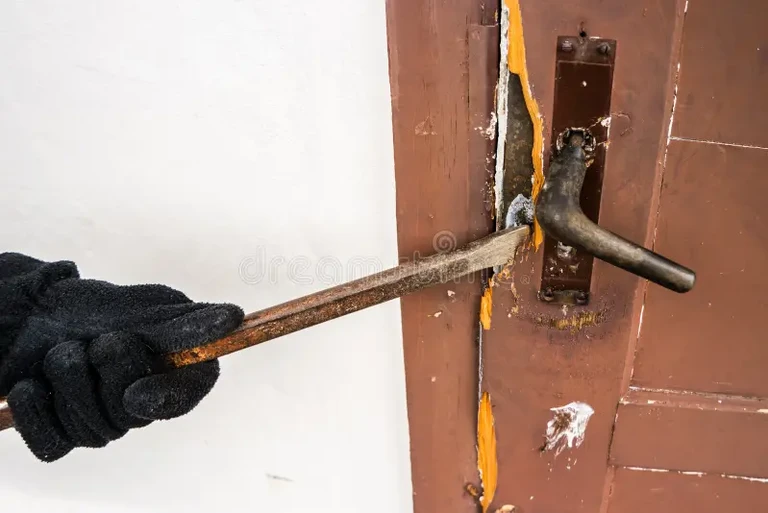 Μεσολόγγι: Νεαρός διαρρήκτης εισέβαλε σε δύο σπίτι μέσα σε λίγη ώρα – Ξυλοκόπησε τον έναν ένοικο